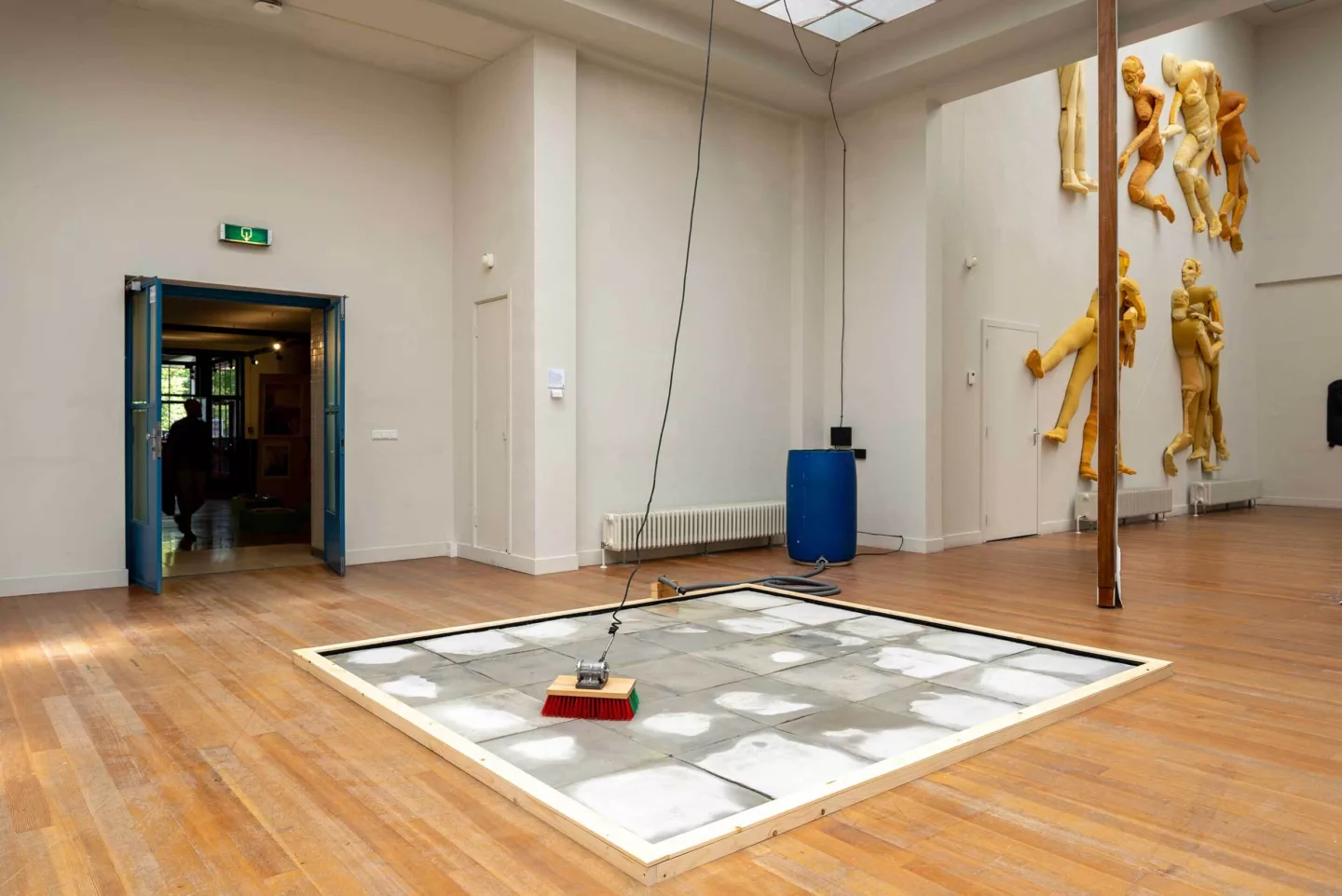 Installation with a moving brush on tiles during assessments
